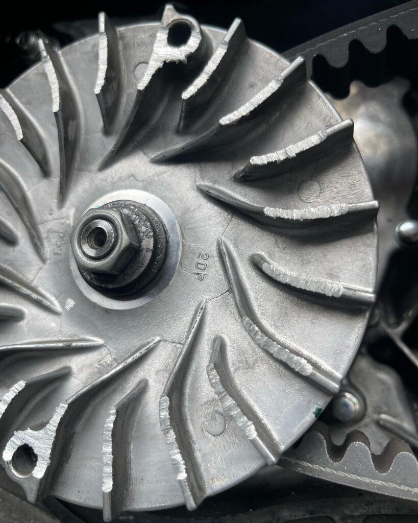 Poulie Scooter 2DP : Aube Cassée et Usure Courroie Poulie de variateur de scooter avec aube d'entraînement abîmée, inscription '2DP' visible près de l'écrou central.