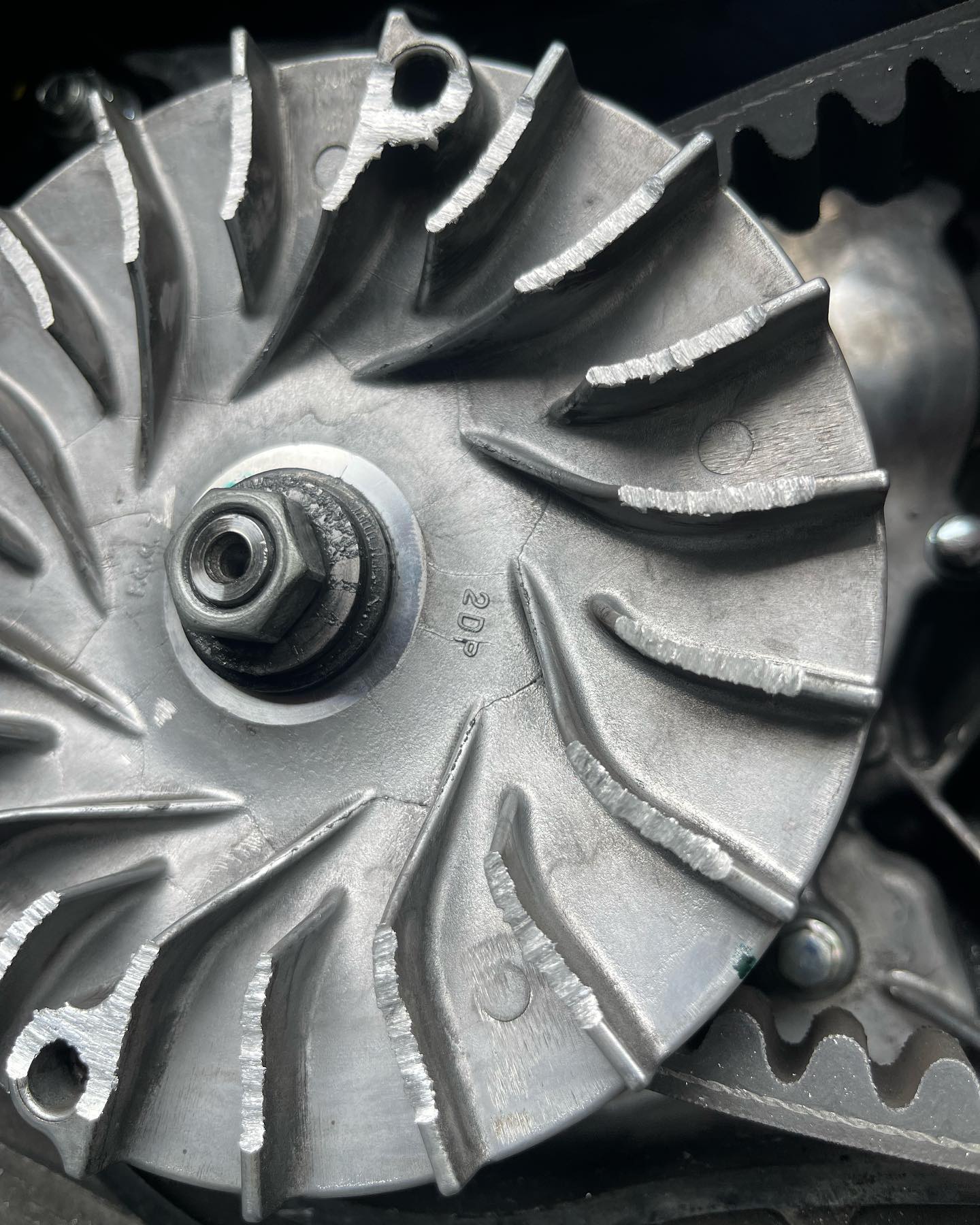 Poulie de variateur de scooter avec aube d'entraînement abîmée, inscription '2DP' visible près de l'écrou central.